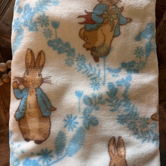 🐰 Blue & White Peter Rabbit 🐰 Throw Blanket - Picture 5 of 6